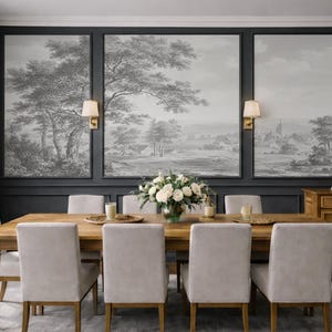 Puede incluir: Un comedor con una mesa de madera y ocho sillas tapizadas. La habitación presenta un tríptico de arte paisajístico en escala de grises enmarcado. Apliques dorados y un centro de mesa floral realzan la elegancia de la habitación.