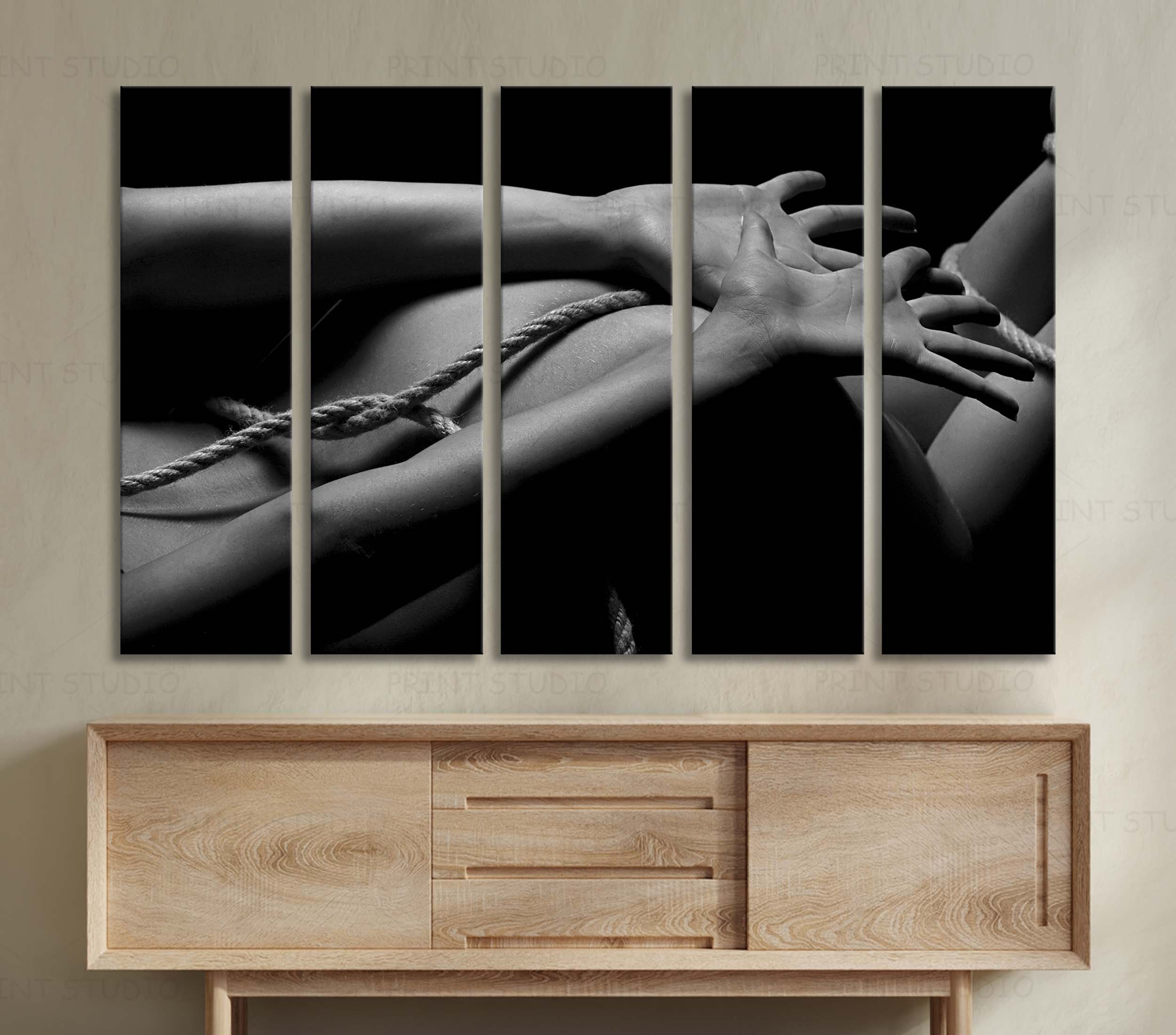 Sensual Stripes: Chapinas de Corte Revealing Their Naked Bodies Without Hes...