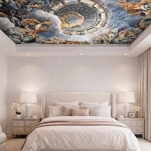 Puede incluir: Un dormitorio con una cama grande, mesitas de noche y un mural en el techo. La cama tiene un cabecero blanco y ropa de cama con una manta rosa. El techo presenta una pintura detallada de figuras en un cielo nublado. Dos lámparas blancas están en las mesitas de noche.