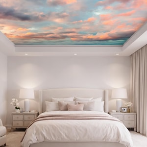 Puede incluir: Dormitorio con techo pintado que representa una puesta de sol con nubes rosas, naranjas y azules. La habitación cuenta con una cama blanca, mesitas de noche con lámparas y una ventana con cortinas. Una silla está en la esquina.