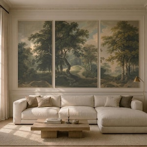 Peut inclure: Un ensemble de trois tableaux muraux représentant un paysage forestier continu avec des arbres verts, un chemin sinueux et un ciel doux. Les trois panneaux rectangulaires sont encadrés et fixés au-dessus d'un grand canapé d'angle crème.