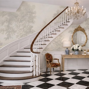 Puede incluir: Una entrada elegante con una escalera curva, con contrahuellas blancas y peldaños de madera oscura. Las paredes están adornadas con un mural paisajístico. Un espejo con marco dorado y una lámpara de araña de cristal realzan el lujo. El suelo tiene un patrón de tablero de ajedrez en blanco y negro.