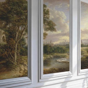 Puede incluir: Tres pinturas de paisajes enmarcadas con molduras blancas. La obra de arte representa un paisaje clásico con árboles, agua y un cielo nublado. La paleta de colores incluye verdes, marrones y azules, creando una atmósfera serena.