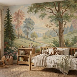 Op de afbeelding: Kinderslaapkamer met een muurschildering van een boslandschap. De kamer heeft een houten daybed met kussens en een quilt, een boekenplank en een schommelpaard. Het kleurenpalet omvat groen, bruin en beige.