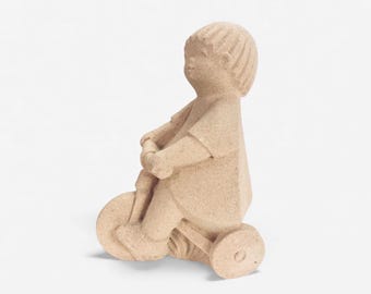 Beeldje uit het midden van de 20e eeuw van een meisje op een driewieler, Marble Stone Art België