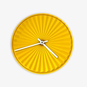 Könnte beinhalten: Eine gelbe runde Uhr mit weißen Zeigern und einem Sonnenstrahl-Design.