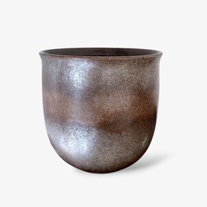 Può includere: Un set di tre tazze in ceramica con finitura opaca e macchiettata. Ogni tazza presenta un colore diverso: azzurro, crema e grigio. Le tazze hanno un design semplice e moderno con una forma arrotondata e un manico.