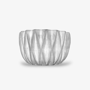 Könnte beinhalten: Ein grauer Betontopf mit geometrischem Design. Der Topf hat eine breite, runde Öffnung und einen schmalen Boden.