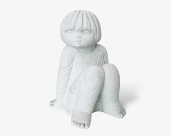 Beeldje van een meisje uit het midden van de 20e eeuw, Marble Stone Art België
