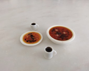 Sopa vegana en miniatura y taza de café a escala 1/6