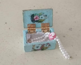 Camafeo miniatura con perlas para muñecas de moda