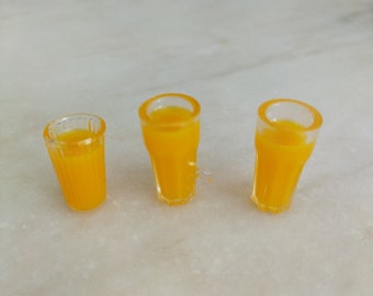 Vaso a escala 1/6 con naranja y tazas de té.