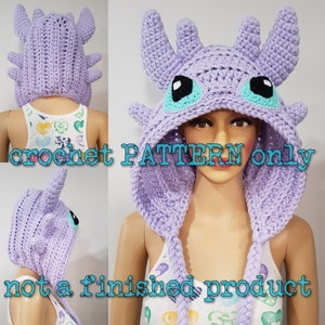 K&ouml;nnte beinhalten: H&auml;kelanleitung f&uuml;r eine lilafarbene Drachen-Kapuzenm&uuml;tze mit t&uuml;rkisfarbenen Akzenten. Die Anleitung ist f&uuml;r ein fertiges Produkt, nicht f&uuml;r das fertige Produkt selbst. "crochet PATTERN only not a finished product"