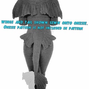 K&ouml;nnte beinhalten: Graue geh&auml;kelte Fl&uuml;gel und Schwanz, auf einen Strampler gen&auml;ht. "WINGS AND TAIL SHOWN SEWN ONTO ONESIE. ONESIE PATTERN IS NOT INCLUDED IN PATTERN"