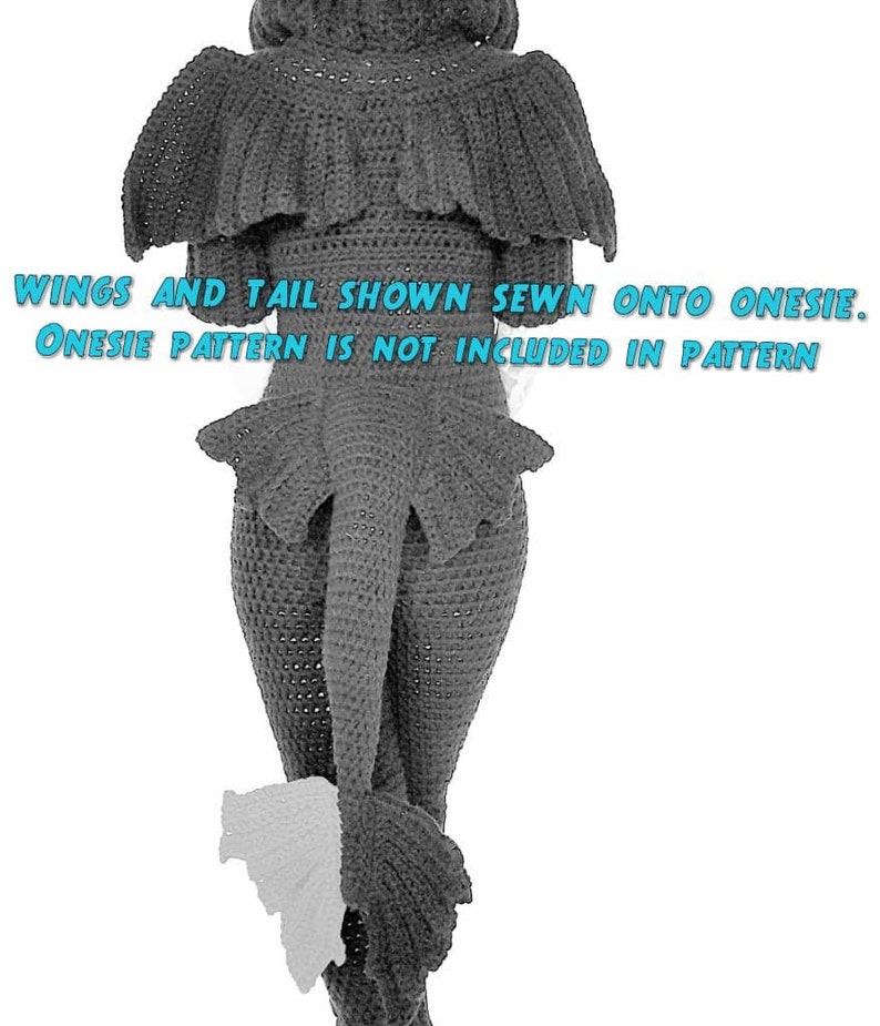 K&ouml;nnte beinhalten: Graue geh&auml;kelte Fl&uuml;gel und Schwanz, auf einen Strampler gen&auml;ht. "WINGS AND TAIL SHOWN SEWN ONTO ONESIE. ONESIE PATTERN IS NOT INCLUDED IN PATTERN"