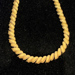 Swirl Pattern Choker