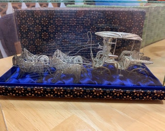 Caballo y carruaje de plata de ley encerrados