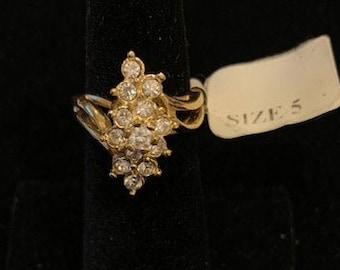 Anillo tonal de oro con pulverización vertical de piedras agrupadas