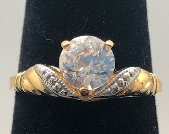 Anillo electroplacado de oro 14K con diseños redondos de piedra central y acento