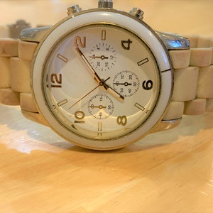 Beige Armbanduhr