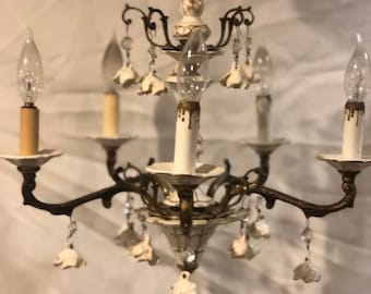 Lustre avec roses suspendues