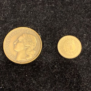 2 monedas en tonos dorados imagen 2