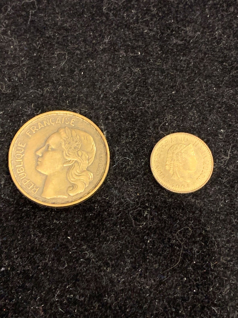 2 monedas en tonos dorados imagen 2