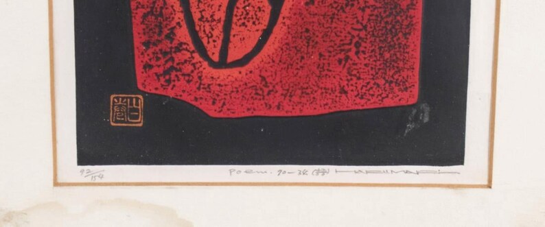 Op de afbeelding: Een rode en zwarte houtsnede van een abstracte vorm met een Japans karakter in de linkerbenedenhoek. De print is genummerd 92/100.