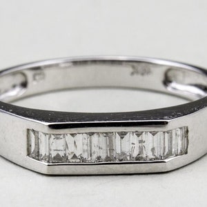 18K White Gold Diamond Fashion Ring