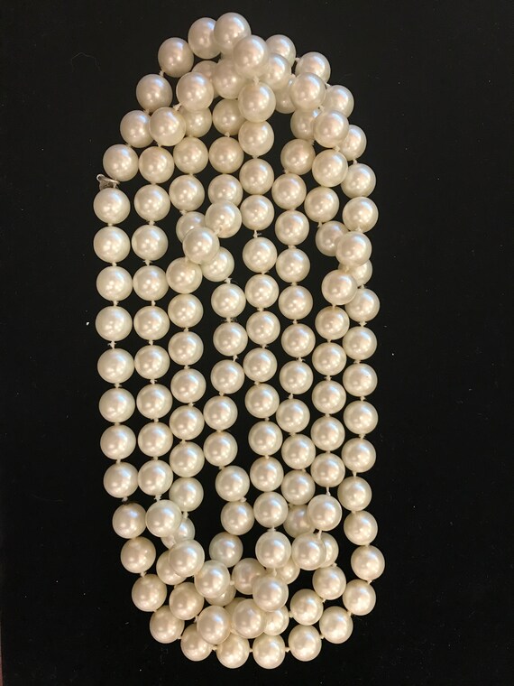 Large Single Strand Simulated Pearl Necklace Gem