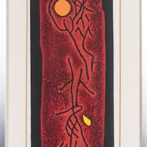 Op de afbeelding: Een abstracte print in rood en zwart met een gele en oranje cirkel. De print is ingelijst in een zwart lijst.