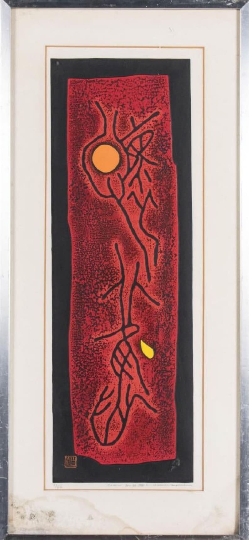 Op de afbeelding: Een abstracte print in rood en zwart met een gele en oranje cirkel. De print is ingelijst in een zwart lijst.