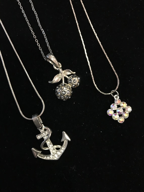 three pendant necklaces - image 1