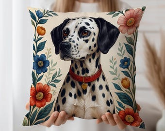 Peut inclure: Un coussin carré décoratif représentant un chien dalmatien avec des taches noires, portant un collier rouge avec un pendentif en forme de cœur doré. Le chien est entouré d'une bordure florale avec des fleurs bleues, oranges et rouges et des feuilles vertes.