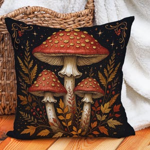 Kuddfodral med Mystic Mushroom – Röd Toadstool-prydnadskudde, Mörk skogsdekor, Höststämningsdekor, Inlägg ingår ej