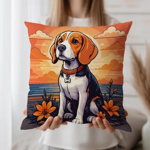Puede incluir: Cojín decorativo cuadrado con una ilustración de un perro beagle. El perro tiene pelaje naranja y blanco, y lleva un collar rojo con una etiqueta en forma de hueso. El fondo muestra una escena de puesta de sol con tonos naranja y amarillo, agua y flores.