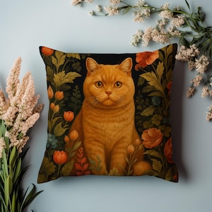 Może przedstawiać: Kwadratowa poduszka z ilustracją pomarańczowego kota tabby otoczonego kwiatami i liśćmi. Kot jest umieszczony na czarnym tle z pomarańczowymi i zielonymi akcentami. Dekoracja domu.