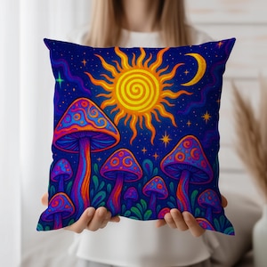 Peut inclure: Un coussin décoratif avec un design psychédélique vibrant. Il présente des champignons colorés, un soleil radieux et un croissant de lune sur un fond de ciel étoilé bleu foncé. L'œuvre est détaillée et accrocheuse.