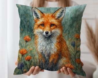 Può includere: Cuscino decorativo quadrato con un dipinto ad acquerello di una volpe. La volpe ha la pelliccia arancione ed è circondata da fiori arancioni e viola. Lo sfondo è un mix di verde e blu, creando una scena naturale.