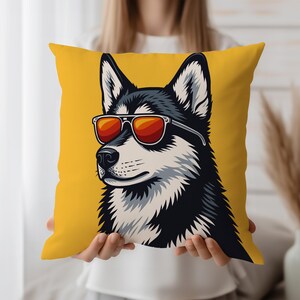Peut inclure: Coussin carré jaune avec une illustration stylisée d'un chien portant des lunettes de soleil orange. Le chien a des poils noirs et blancs et se détache sur un fond jaune uni. Le coussin est en tissu doux.