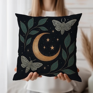Housse de coussin papillon de nuit, taie d'oreiller céleste, décoration gothique de ciel nocturne, accent forêt sorcière, ambiance botanique lunaire pour la maison