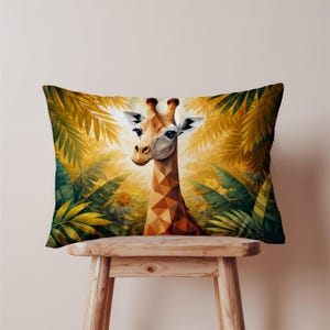 Könnte beinhalten: Rechteckiges Zierkissen mit einem geometrischen Giraffen-Design. Die Giraffe ist in einem Mosaikstil mit Braun- und Orangetönen dargestellt, vor einem Hintergrund aus üppigem grünem und gelbem Laub.