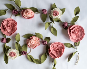 Guirnalda de flores de fieltro rosa: Decoración infantil en tonos pastel