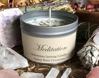 Meditationskerze mit Salbei, Kristallen & Trockenblumen