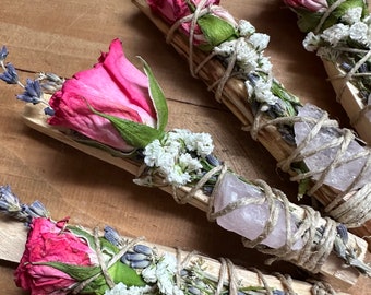 Botanisk Palo Santo-pinne med ros, lavendel och kvarts