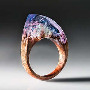 Bague en bois en résine rose avec de vraies fleurs - Bague en bois avec dessus en résine transparente. Cadeau d'anniversaire.