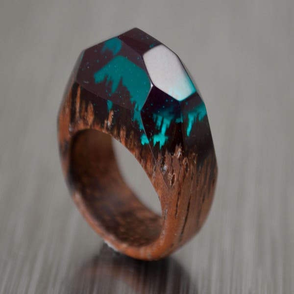 Cadeau de beauté Bague faite à la main en bois et résine Bague verte avec forêt à l'intérieur de la bague en bois Bague de cocktail Bague de déclaration Bague Boho Merbau Wood