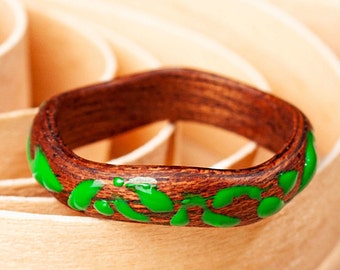 Green Elegance: Wooden Band, Unique Wood Ring for Women - Perfect Anniversary Gift for Your Beloved Girlfriend