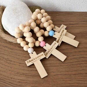 Rosarios de madera personalizados para bautizos, comuniones y otras celebraciones.