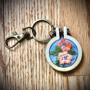 felt flower mini embroidery hoop key chain